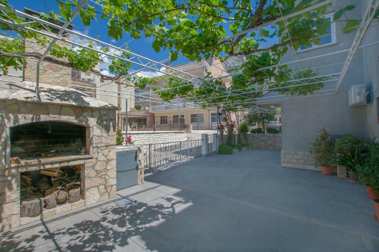 Apartments Kristina أوميس المظهر الخارجي الصورة